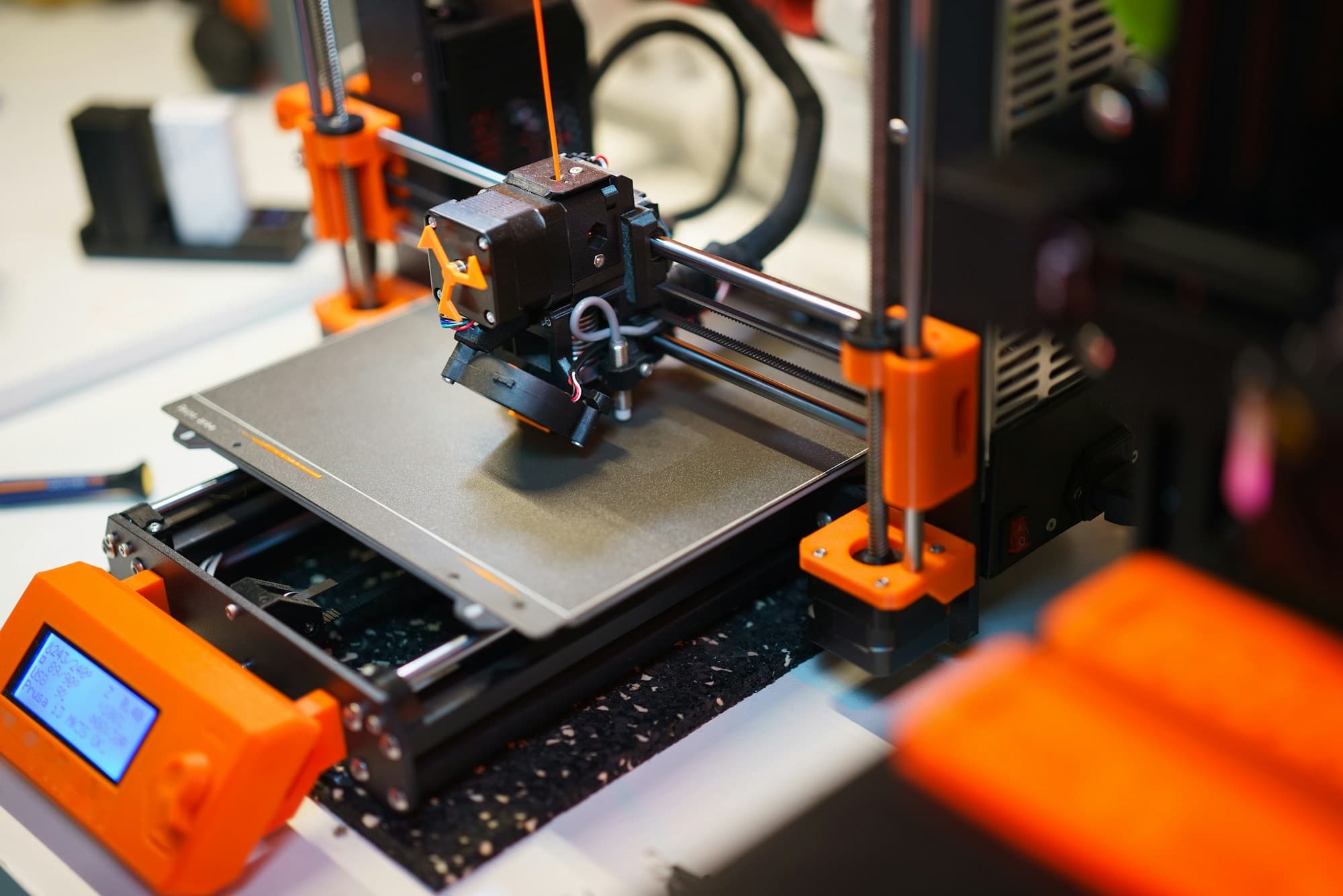3D-принтер изготавливает тестовый прототип